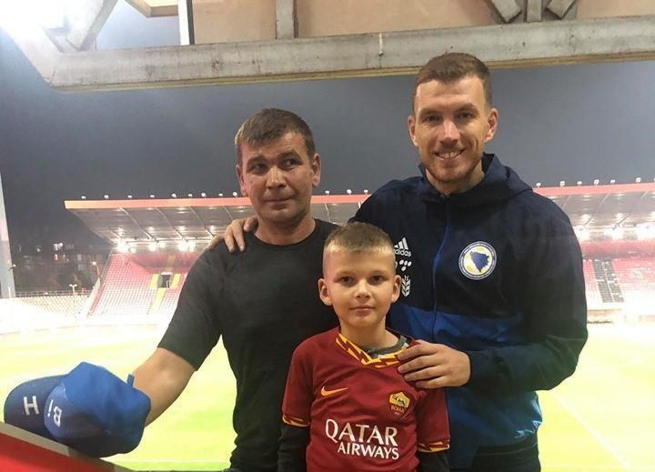 VIDEO - Dzeko regala la maglia della Roma a un piccolo tifoso bosniaco