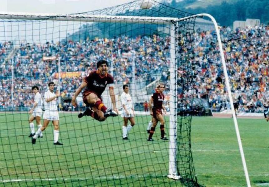DI Bartolomei ribadisce la palla in rete dopo il rigore segnato in Roma-Pisa 2-0, prima giornata del campionato di 1983-84 (Foto Archivio AS Roma) 