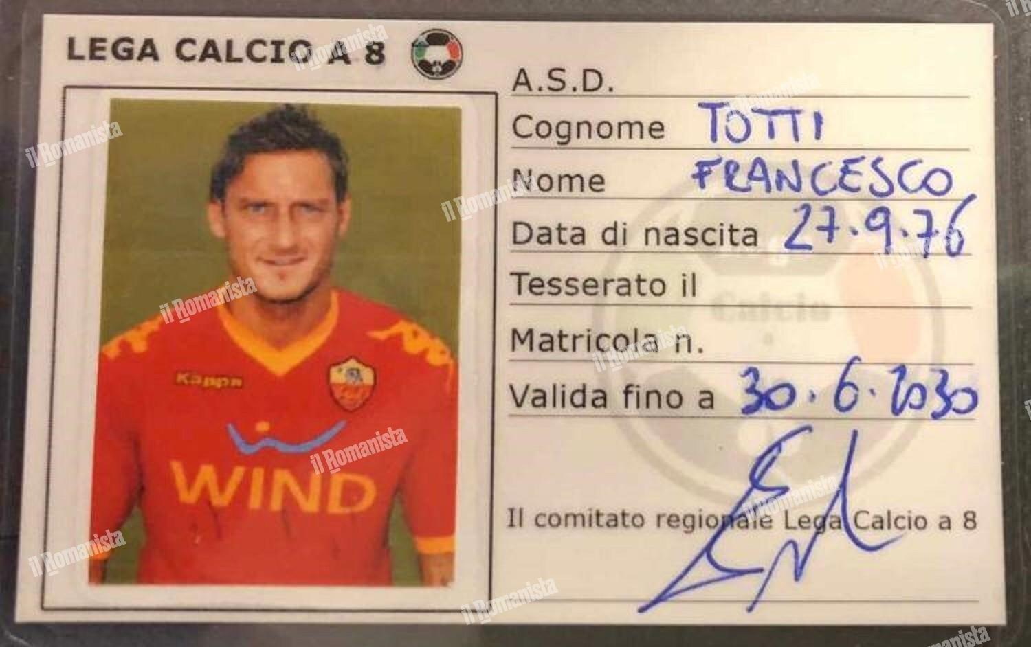 FOTO - Totti, ecco il tesserino della Lega Calcio a 8. Dopodomani l'esordio