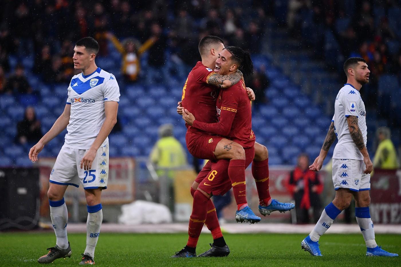 Mancini e Smalling si abbracciano dopo uno dei gol segnati contro il Brescia ©LaPresse