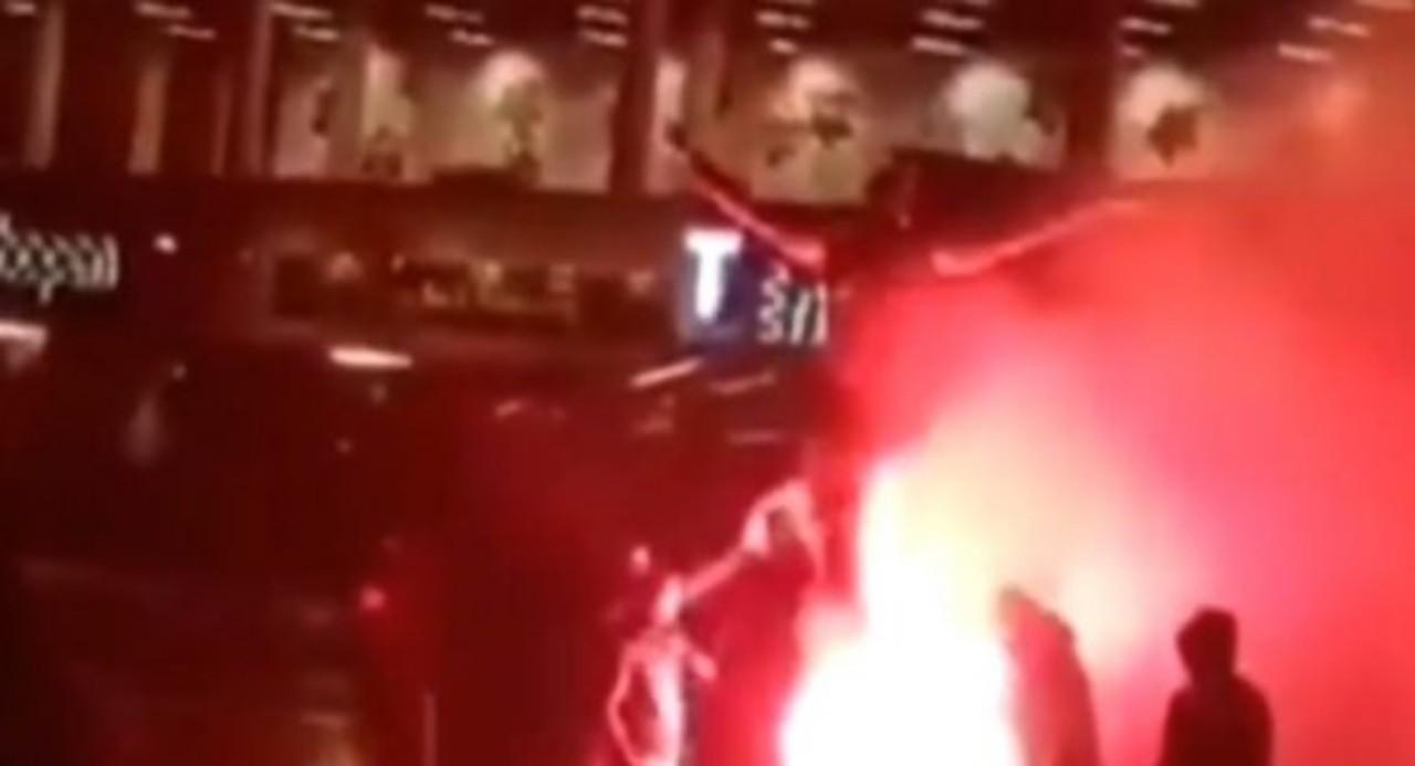 VIDEO - Svezia, i tifosi del Malmö bruciano la statua di Ibrahimovic