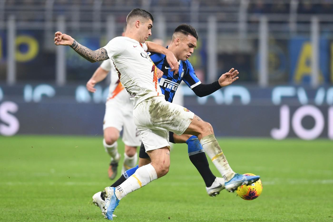 Gianluca Mancini in azione durante Inter-Roma, di LaPresse
