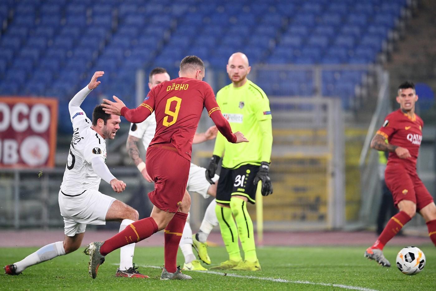 Il gol del 2-1 realizzato da Edin Dzeko  su assist di Perotti, di LaPresse