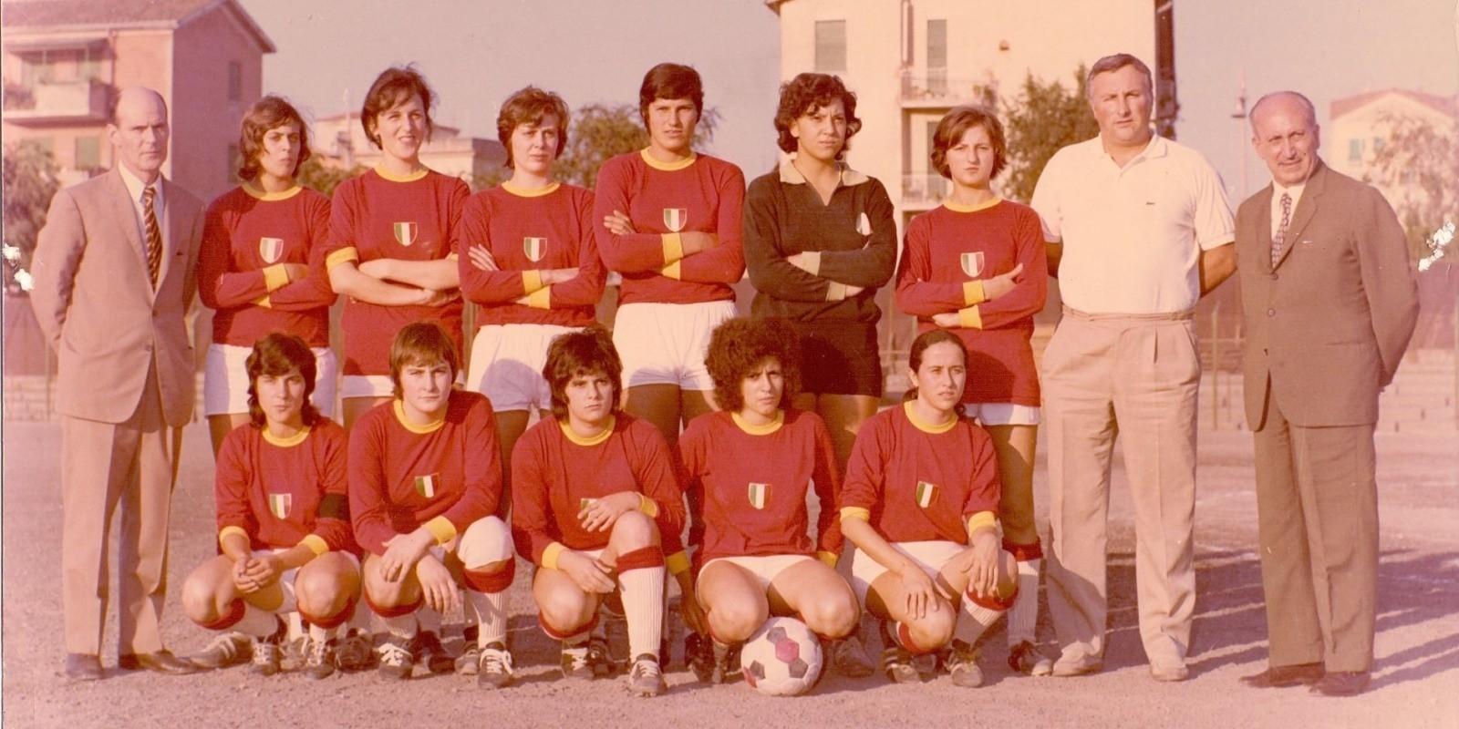 La Acf Roma campione d’Italia nel 1969. Presenti anche Gridelli (la prima in ginocchio da sinistra) e Simonetti (la terza in piedi da sinistra) 