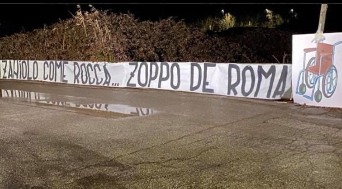 Striscione a Trigoria contro Zaniolo: “Come Rocca, zoppo de Roma”