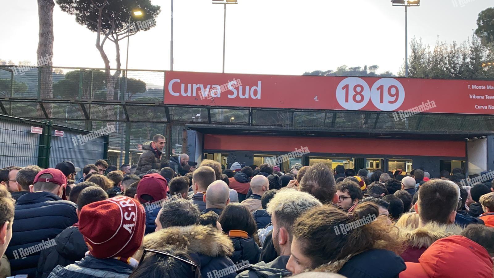 FOTO - Roma-Lazio, problemi ai tornelli: lunghe code all'ingresso dello stadio