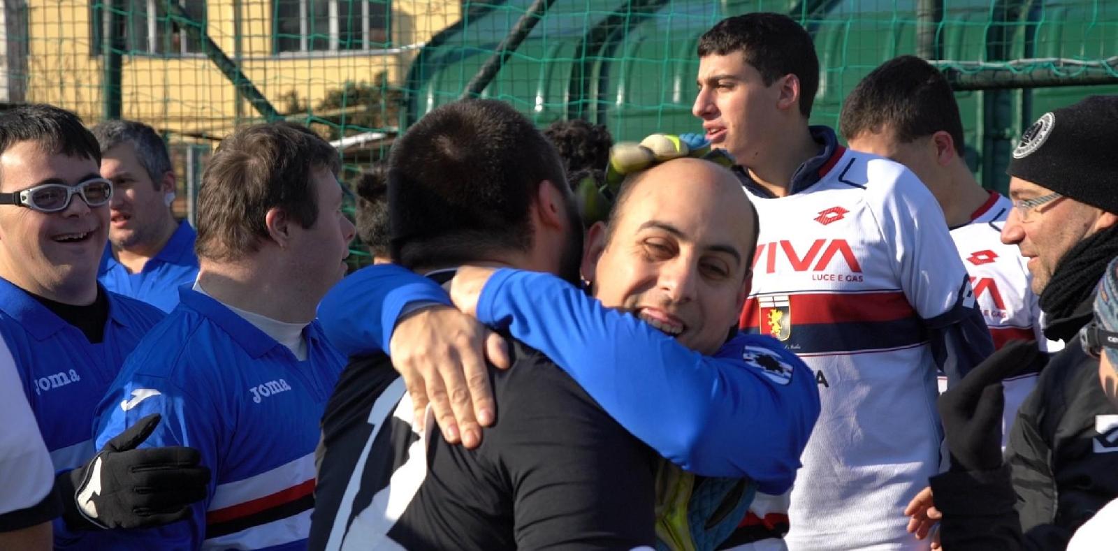 Sampdoria-Genoa: abbraccia l'avversario dopo il gol nel derby