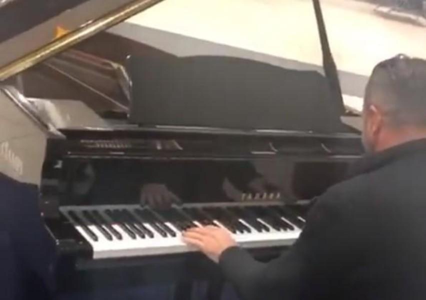 VIDEO - Candela suona il piano e Aldair fa il video: il siparietto tra i due campioni