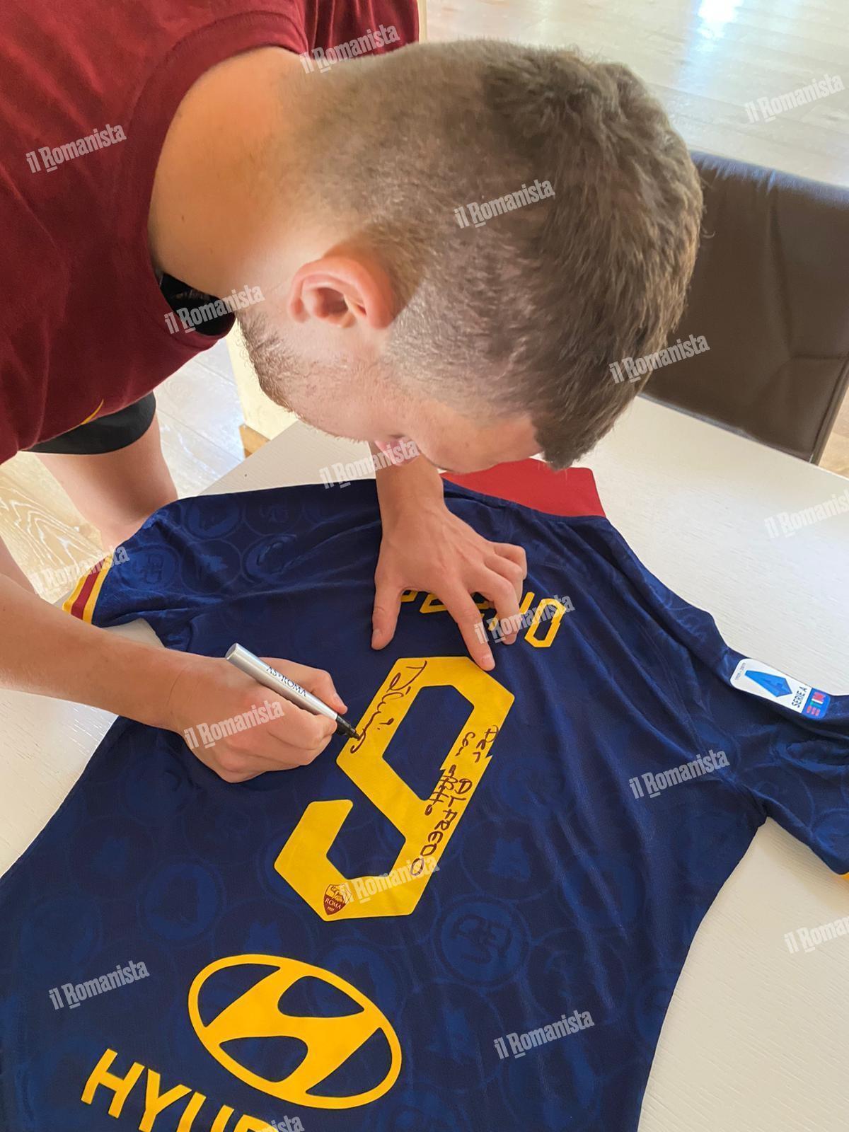 FOTO - Dzeko cuore d'oro: maglia autografata al figlio dell'infermiere  anti-Covid