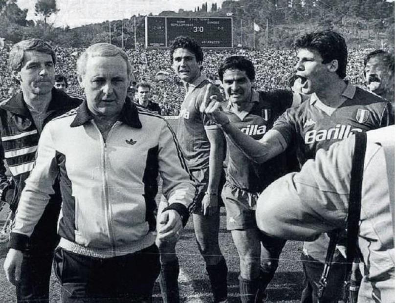 Jim McLean, allenatore del Dundee United, viene sbeffeggiato da Nela e da altri giocatori della Roma dopo le polemiche dell’andata in Scozia