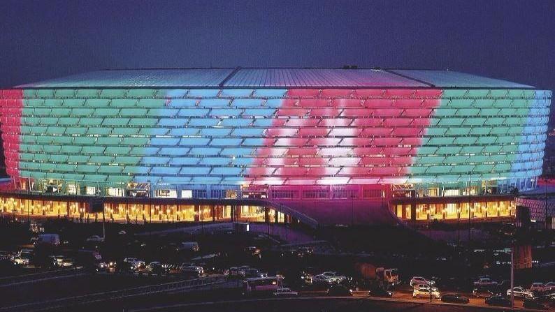 Lo stadio Olimpico di Baku illuminato con i colori della bandiera azera