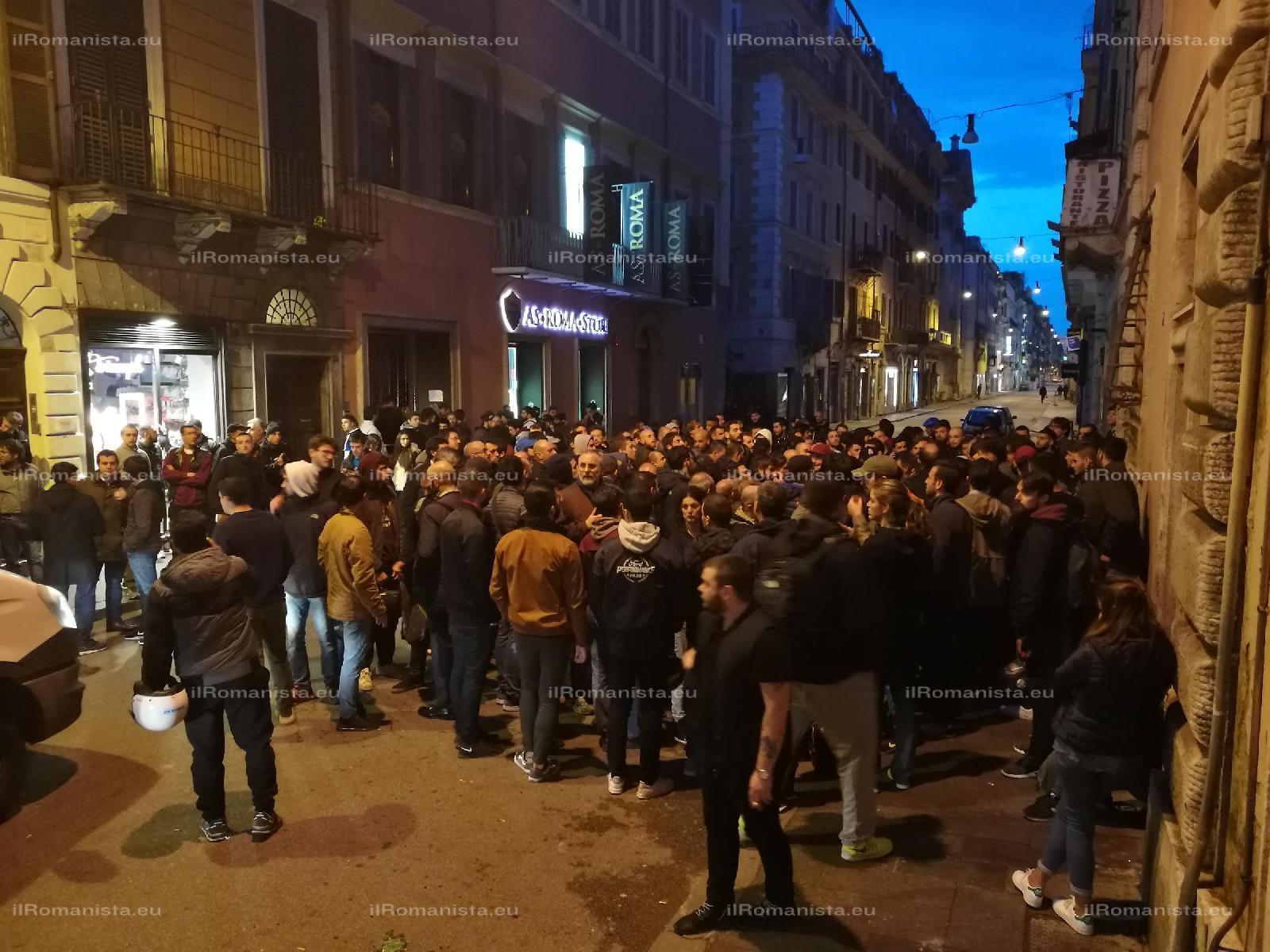 Liverpool-Roma, file nella notte a Via del Corso: oggi appelli alle 16.30 e 00.30