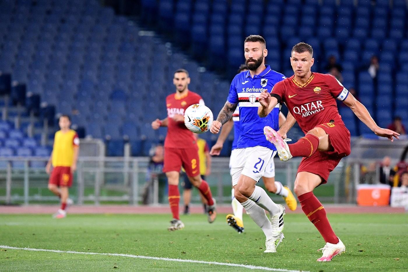 Edin Dzeko segna il gol dell'1-1 contro la Sampdoria, di LaPresse