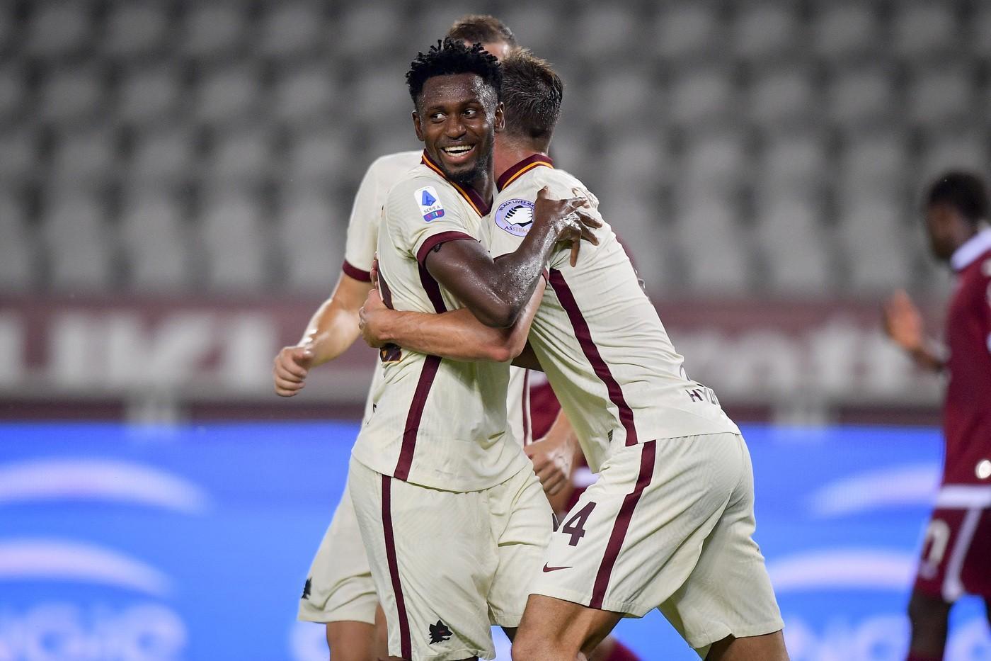 Diawara riceve l'abbraccio dei compagni dopo il gol al Torino ©LaPresse