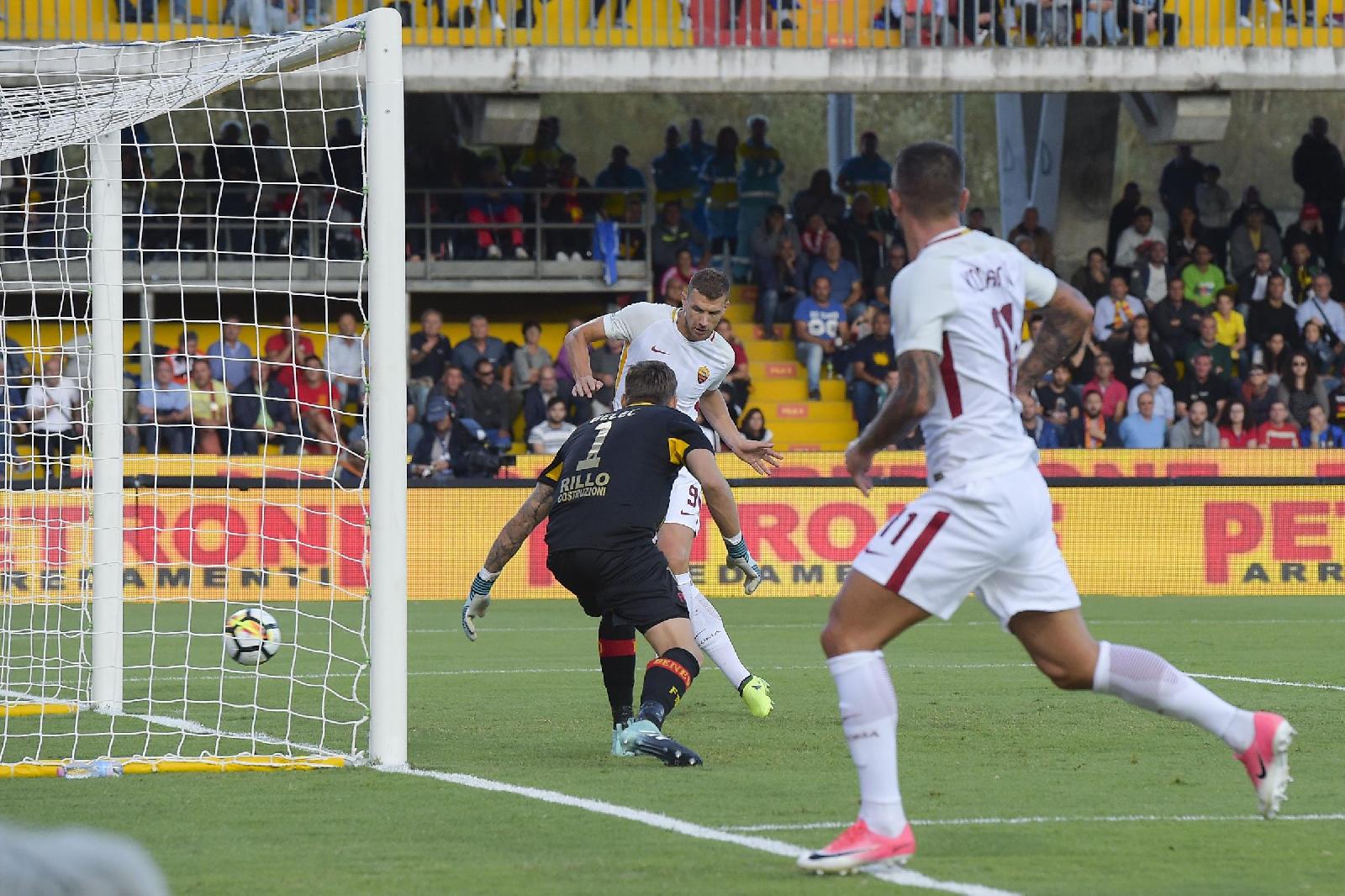 Dzeko in gol a Benevento nel settembre 2017 ©LaPresse