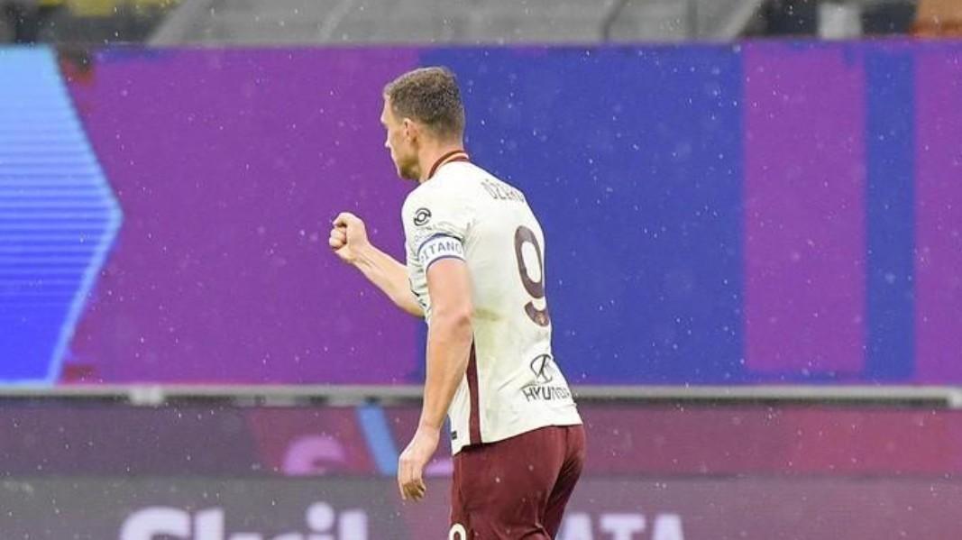 Dzeko esulta dopo il gol dell'1-1 contro il Milan, di LaPresse