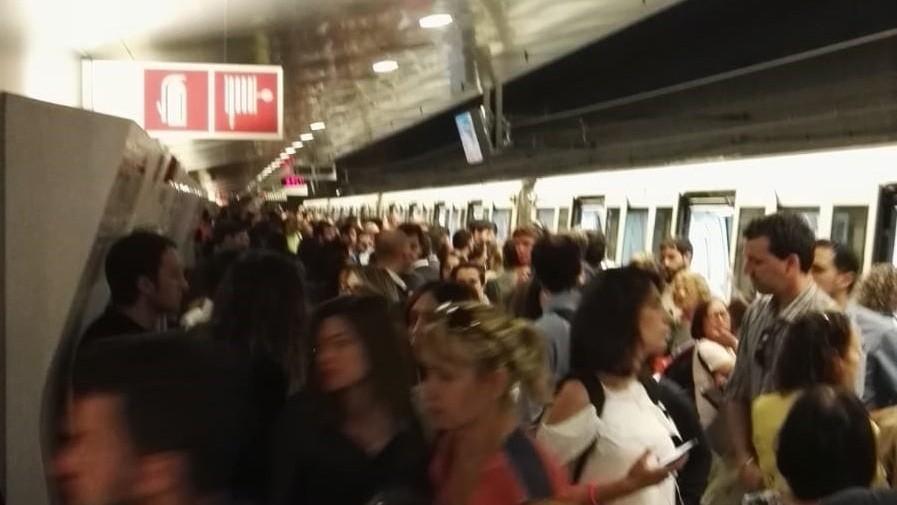FOTO - Sciopero dei trasporti: passeggeri fatti scendere dal treno per un guasto