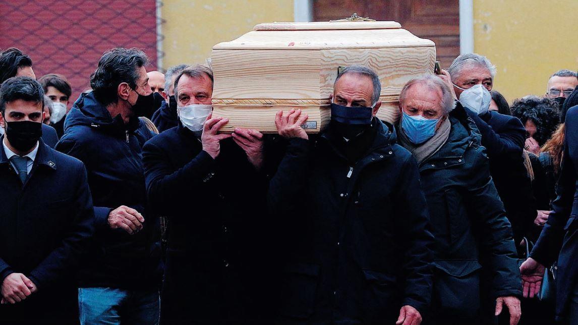 Tardelli, Cabrini e gli altri compagni della Nazionale del 1982 portano il feretro di Paolo Rossi al termine del funerale 