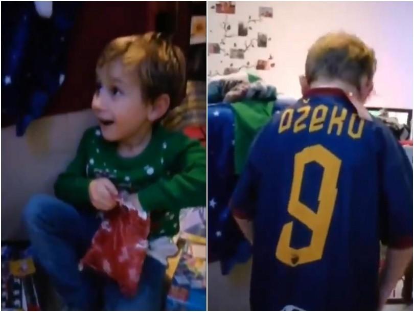 VIDEO - Una maglia di Dzeko sotto l'albero: il piccolo David esplode dalla gioia