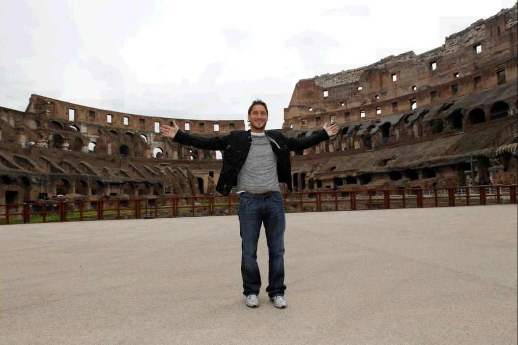 Il Colosseo apre per Totti: libro e compleanno con ex allenatori, compagni e vip