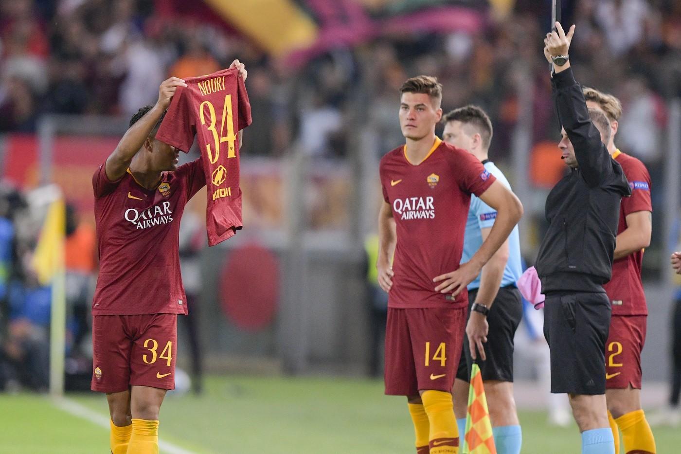 Justin Kluivert dedica un gol al suo amico Abdelhak "Appie" Nouri, colpito da aritmia cardiaca in campo. Il giocatore della Roma è un amico con cui ha condiviso diverse stagioni all'Ajax. Foto: LaPresse.