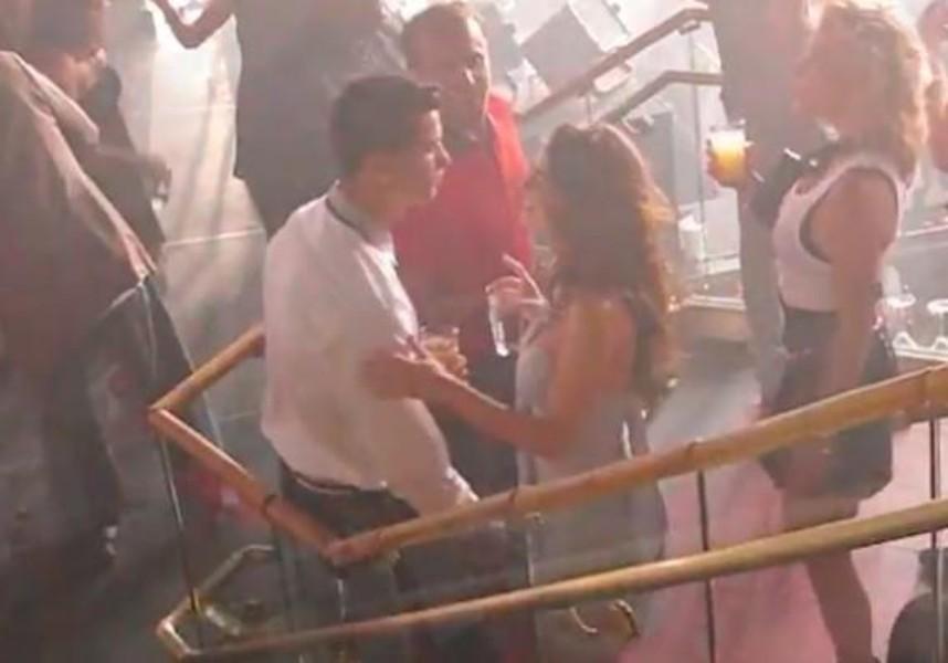 Un frame del video con Ronaldo e Kathryn Mayorga 