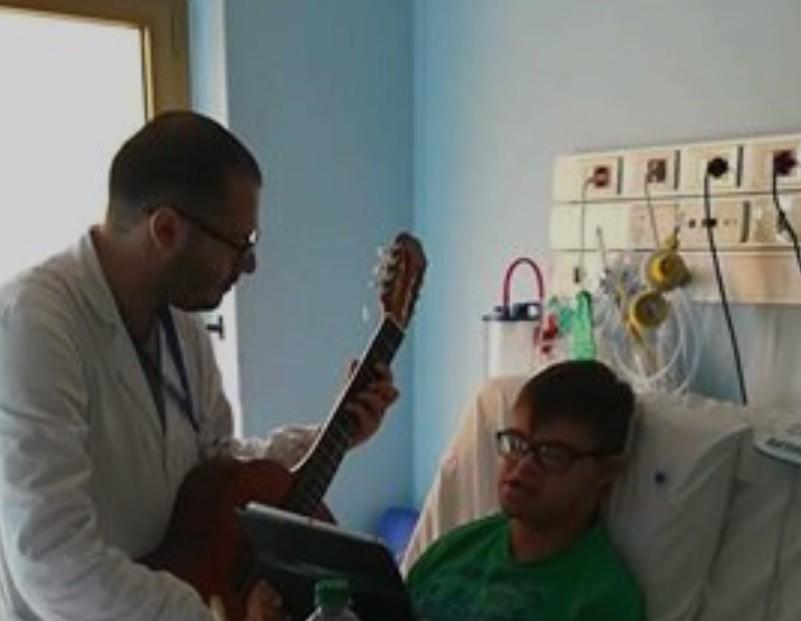 Il piccolo Tommy canta l'inno dall'ospedale: De Rossi gli risponde in video