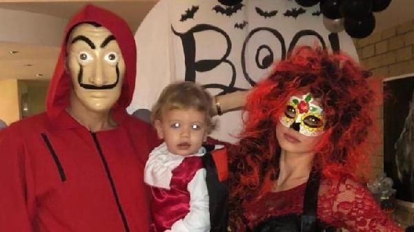 Dzeko con la moglie e il figlio. Il bosniaco ha ospitato a casa sua la festa di Halloween, travestendosi a tema 