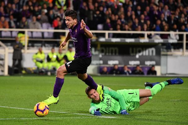 Proprio con il piede destro, Simeone colpisce al volto Olsen. Poi cade a terra e Banti fischia il calcio di rigore ©LaPresse
