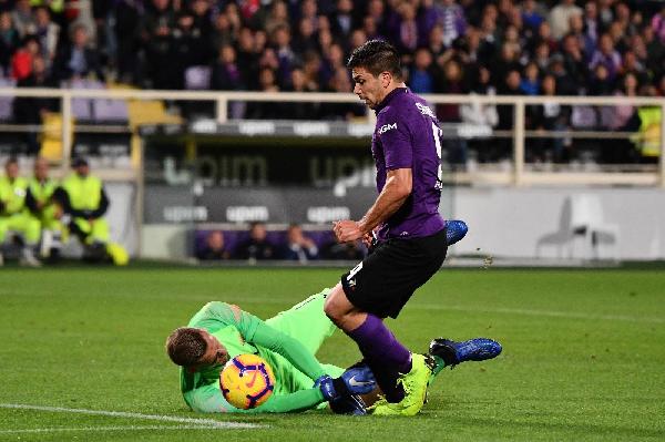 Il portiere svedese, scavalcato, avvicina le mani al suo corpo per evitare ogni contatto con Simeone ©LaPresse