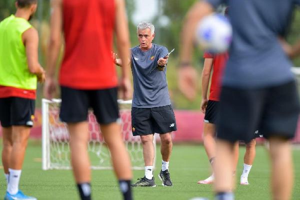 Mourinho sui campi di Trigoria (As Roma via Getty Images)