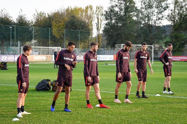 FOTO - La Roma torna a lavoro: i sorrisi di Karsdorp e la grinta di Jesus ©LaPresse