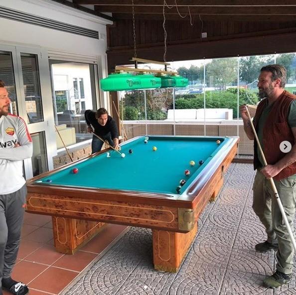 FOTO - Totti, Di Francesco e Candela giocano a biliardo a Trigoria 