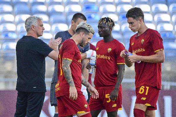 GALLERY - Roma-Siviglia 0-0, l'abbraccio tra Mourinho e Lamela 