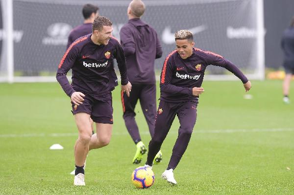 Sfida all'ultimo scatto tra Dzeko e Kluivert ©LaPresse