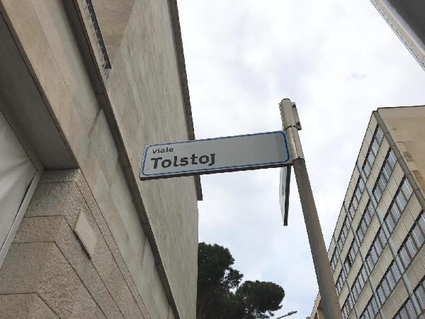 L'insegna di viale Tolstoj