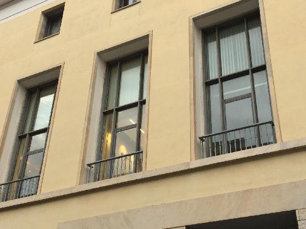 Le finestre da cui si intravedono gli uffici
