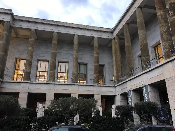 Il colonnato che insiste sul ristorante