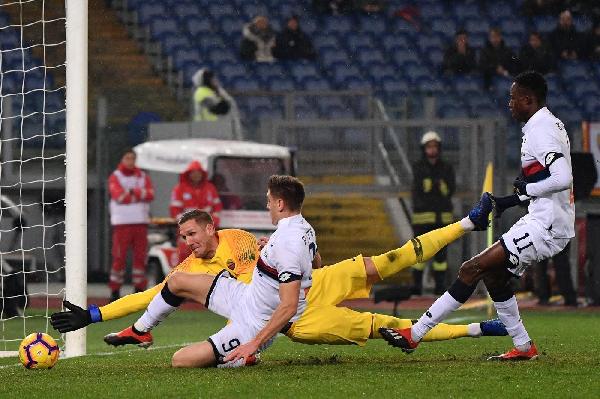 Il gol del vantaggio di Piatek dopo l'errore di Olsen ©LaPresse