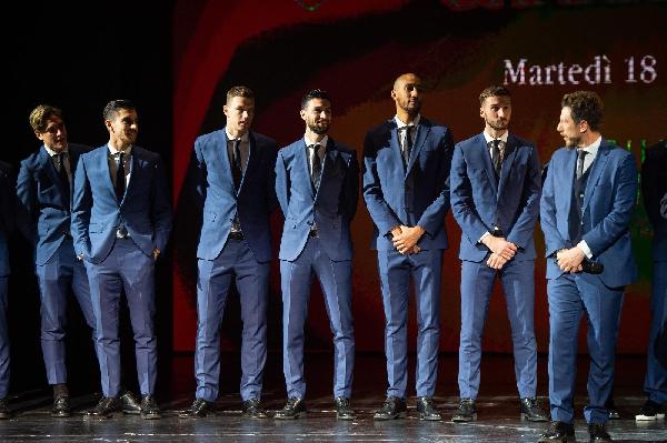Di Francesco mette in riga i suoi sul palco ©LaPresse