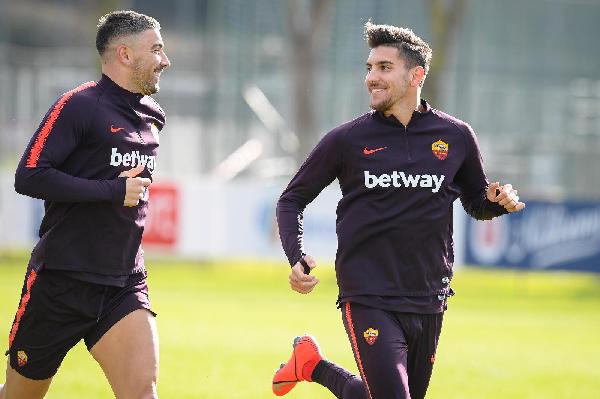 Scatti e sorrisi tra Kolarov e Lorenzo Pellegrini ©LaPresse