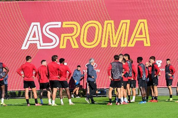 Mourinho parla alla squadra (As Roma via Getty Images)