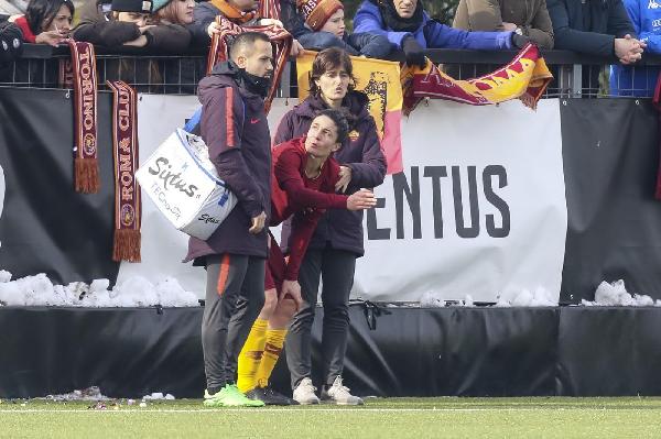 FOTO - Torino, sciarpe e bandiere giallorosse per la Roma Femminile contro la Juventus ©LaPresse