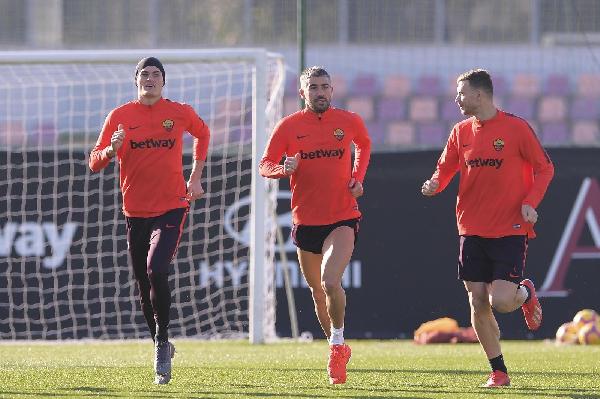 FOTO - Trigoria: Schick corre con Dzeko e Kolarov, DiFra in pressing su Nzonzi