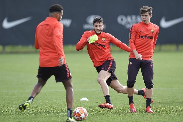 Manolas al centro del torello con Jesus e Coric ©LaPresse