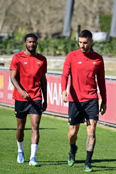 Maitland-Niles e Pellegrini (As Roma via Getty Images)