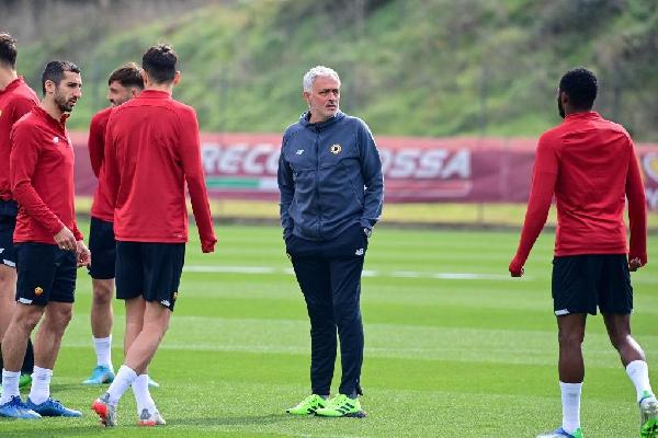 Mourinho dirige la seduta d'allenamento (AS Roma via Getty Images) 