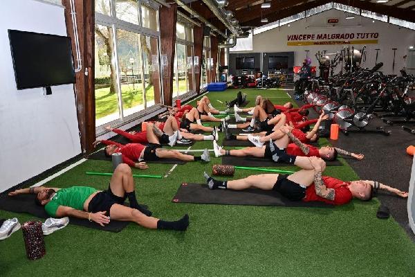 I giocatori in palestra (As Roma via Getty Images) 