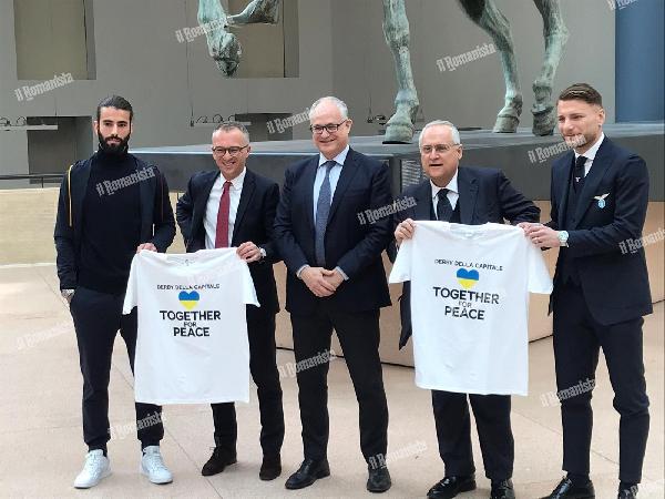 FOTO - Together for Peace: Gualtieri con Roma e Lazio verso il derby contro la guerra 