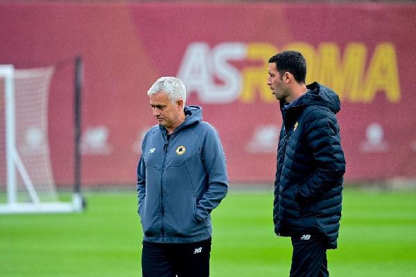 Mourinho e Foti durante l'allenamento odierno (AS Roma via Getty Images) 